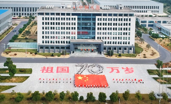 方陣組成“70”大字為祖國(guó)獻(xiàn)禮.jpg